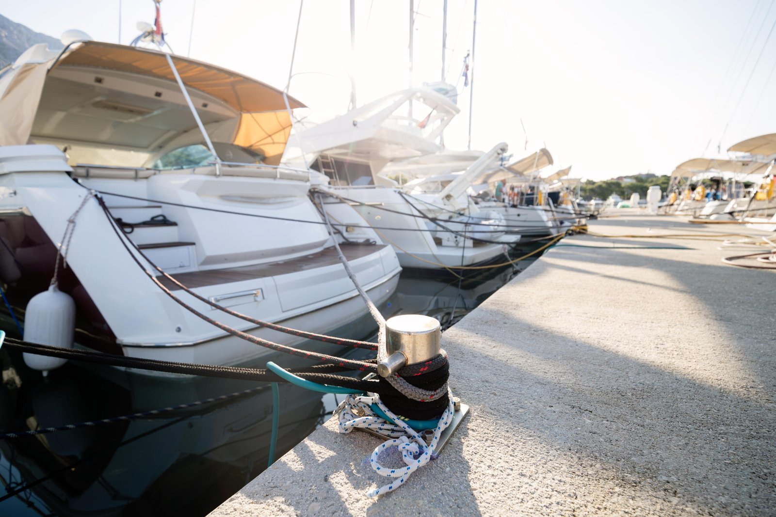 Marinada denize açılmayı bekleyen yatlar